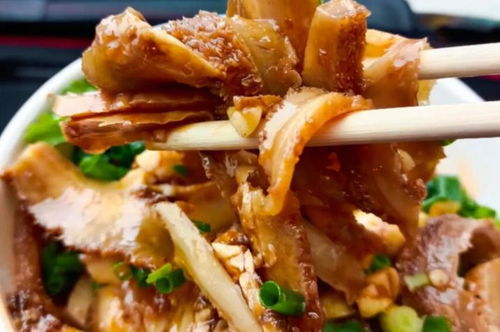 武漢菜市場旁的老味道，牛腰雙拼一絕，環境差來吃的人卻絡繹不絕